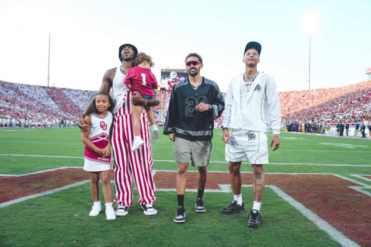 华体会最新官网-回母校看球!特雷-杨&希尔德&费尔斯返校看橄榄球比赛